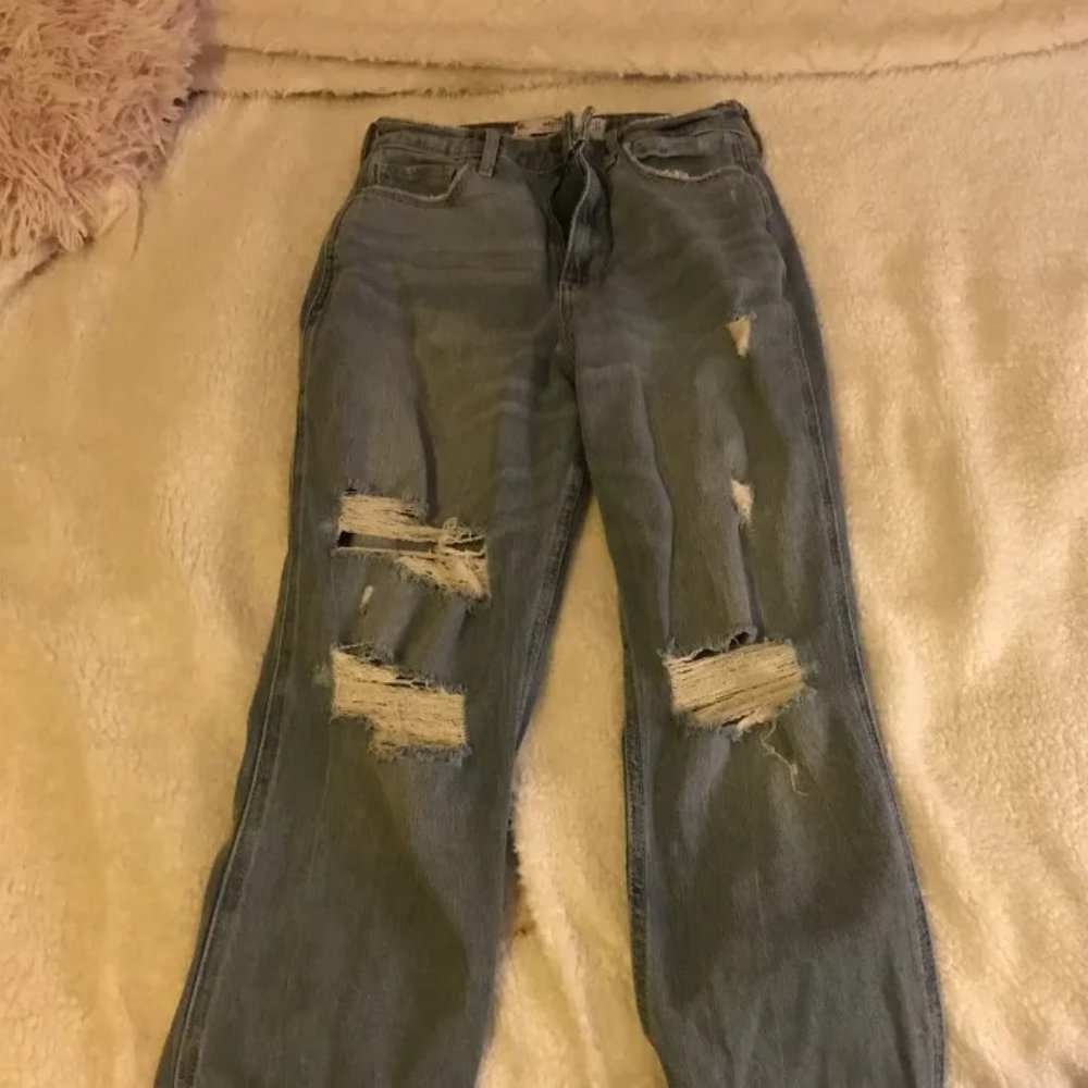 hollister curvy high-rise mom jeans. W 27 L 27